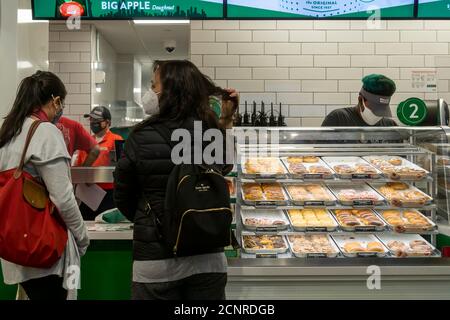 Donut-Liebhaber strömen am Mittwoch, den 16. September 2020, in den neuen Krispy Kreme Superstore am Times Square in New York. Krispy Kreme ist im Besitz der JAB Holding Company, die auch Lebensmittellieferanten, Prêt A Manger, Peet's Coffee & Tea, Panera Bread unter anderem besitzt. (© Richard B. Levine) Stockfoto