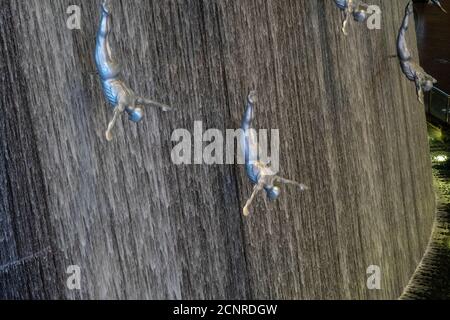 'Dubai, Dubai/VAE - 8/10/2020 - 'Nahaufnahme der Dubai Mall Wasserfall Brunnen Skulpturen drinnen in der Luxus-Shopping-Mall Demonstration künstlerischen Archi Stockfoto