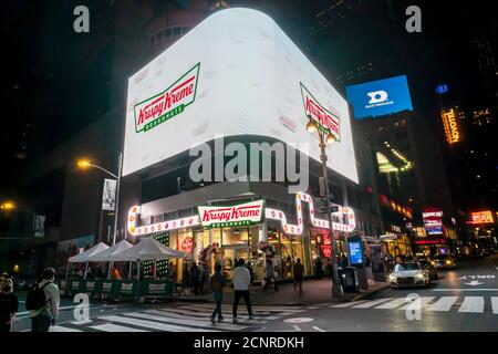 Donut-Liebhaber strömen am Mittwoch, den 16. September 2020, in den neuen Krispy Kreme Superstore am Times Square in New York. Krispy Kreme ist im Besitz der JAB Holding Company, die auch Lebensmittellieferanten, Prêt A Manger, Peet's Coffee & Tea, Panera Bread unter anderem besitzt. (© Richard B. Levine) Stockfoto