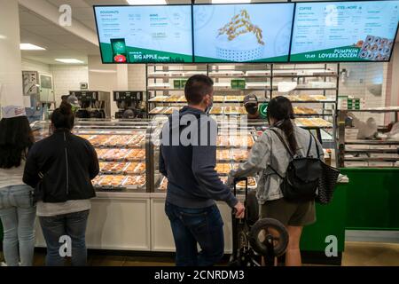 Donut-Liebhaber strömen am Mittwoch, den 16. September 2020, in den neuen Krispy Kreme Superstore am Times Square in New York. Krispy Kreme ist im Besitz der JAB Holding Company, die auch Lebensmittellieferanten, Prêt A Manger, Peet's Coffee & Tea, Panera Bread unter anderem besitzt. (© Richard B. Levine) Stockfoto