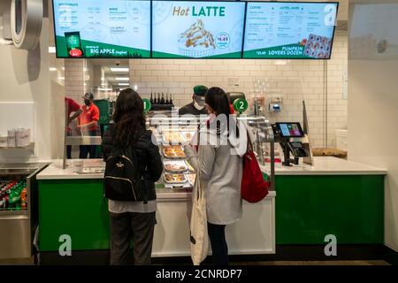 Donut-Liebhaber strömen am Mittwoch, den 16. September 2020, in den neuen Krispy Kreme Superstore am Times Square in New York. Krispy Kreme ist im Besitz der JAB Holding Company, die auch Lebensmittellieferanten, Prêt A Manger, Peet's Coffee & Tea, Panera Bread unter anderem besitzt. (© Richard B. Levine) Stockfoto