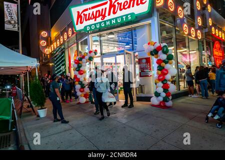 Donut-Liebhaber strömen am Mittwoch, den 16. September 2020, in den neuen Krispy Kreme Superstore am Times Square in New York. Krispy Kreme ist im Besitz der JAB Holding Company, die auch Lebensmittellieferanten, Prêt A Manger, Peet's Coffee & Tea, Panera Bread unter anderem besitzt. (© Richard B. Levine) Stockfoto