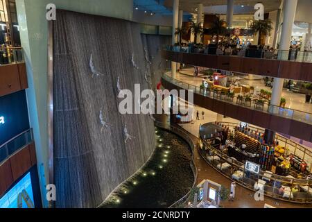 'Dubai, Dubai/VAE - 8/10/2020 - 'Dubai Mall Waterfall Fountain indoor in the luxury Shopping Mall demonstrierende künstlerische Architektur und Tourismus' Stockfoto