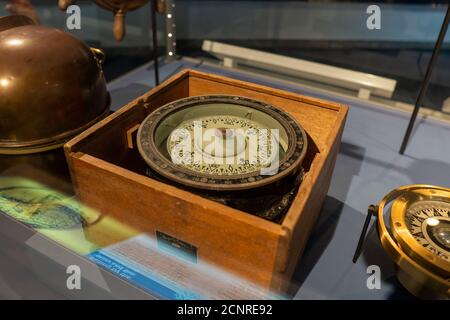 'Sharjah, Sharjah/VAE - 8/10/2020: Alte antike nautische Ausrüstung für Schifffahrt, Navigation und Richtung in Schifffahrt und Transport. Stockfoto