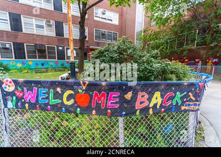 Ein „Welcome Back“-Banner vor PS33 in Chelsea in New York am Donnerstag, den 17. September 2020 vor dem ersten Tag des persönlichen Lernens. New York City verzögert den Beginn des Schulunterrichts und wird stattdessen ab dem 21. September mit Pre-K in den Einzelunterricht eintauchen. (© Richard B. Levine) (© Richard B. Levine) Stockfoto