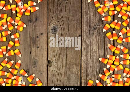 Halloween Süßigkeiten Mais doppelte Seitenrand. Draufsicht auf einem rustikalen Holzhintergrund mit Kopierraum. Stockfoto