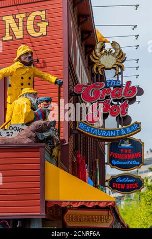 Statuen und Neonschilder im Crab Pot Restaurant und Bar am Wasser in Seattle, Washington State, USA. Stockfoto