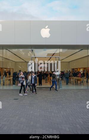 Apple Retail Store Verkauf von iPhones, iPads und mehr in sleekly gestalteten Räumen. Befindet sich in Westfield UTC. Mit Fußgängern vorbei vor dem Geschäft. La Jolla. San Diego, Kalifornien, USA. März 2019 Stockfoto