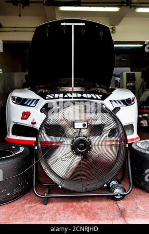 Vallelunga, Rom, Italien, 11. september 2020. Amerikanisches Fest von Rom. Großer Ventilator erfrischende Auto Motor in Box keine Menschen Stockfoto