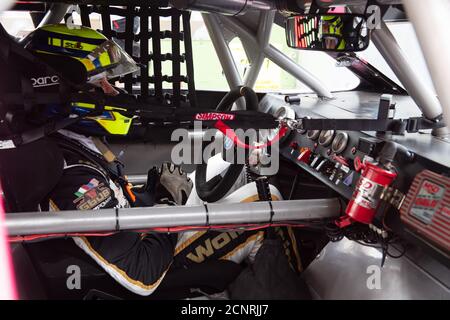 Vallelunga, Rom, Italien, 11. september 2020. American Festival of Rome - Nascar Euro Championship. Fahrer mit Helm im Cockpit sitzen Stockfoto