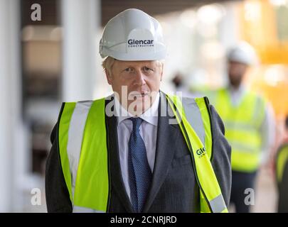 Premierminister Boris Johnson besucht die Baustelle des neuen Vaccines Manufacturing and Innovation Center (VMIC), das derzeit auf dem Harwell Science and Innovations Campus in der Nähe von Didcot gebaut wird. Das Gebäude wird für die Herstellung von Impfstoffen für Covid-19 gebaut und soll im nächsten Sommer eröffnet werden. Stockfoto