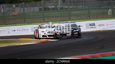 Vallelunga, Rom, Italien, 11. september 2020. Amerikanisches Fest von Rom. Zwei Nascar Euro-Meisterschaft Rennwagen im Kampf Aktion Stockfoto