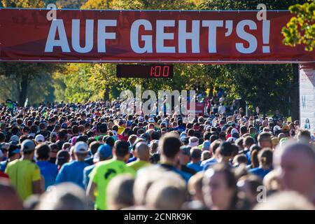 Start des Marathons, Olympiapark München, Bayern Stockfoto