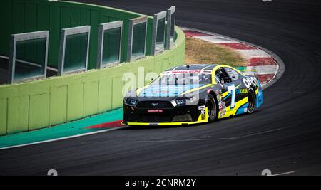 Vallelunga, Rom, Italien, 11. september 2020. Amerikanisches Fest von Rom. Euro Nascar Rennwagen Ford Mustang in Aktion an der Wende Stockfoto
