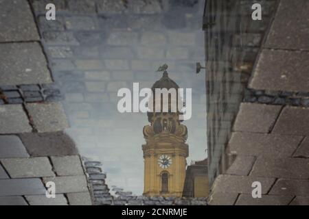 Spiegelung der Theatinerkirche in einer Pfütze, Theatine Steet, München Stockfoto