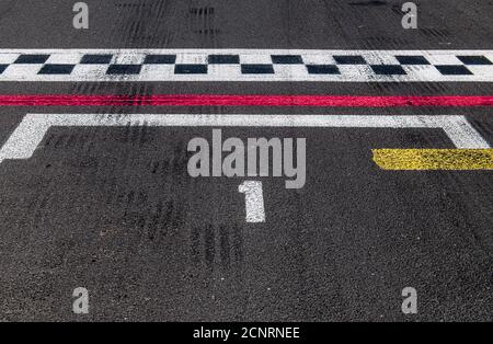 Die Nummer eins in der Nahaufnahme der Position und der Position in der High-Angle-Ansicht Geprüfte Ziellinie auf Motorsport-Rennen Asphaltstrecke Stockfoto