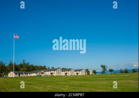 Blick auf die Kaserne im Fort Flagler State Park auf Marrowstone Island in der Nähe von Port Townsend, Jefferson County, Washington State, USA. Stockfoto