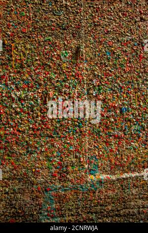 Die bunte Kaugummiwand des Market Theatre in der Post Alley am Pike Place Market in Seattle, Washington State, USA. Stockfoto
