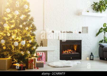 Fest von Weihnachten. Schön haus mit einem Weihnachtsbaum dekoriert Stockfoto