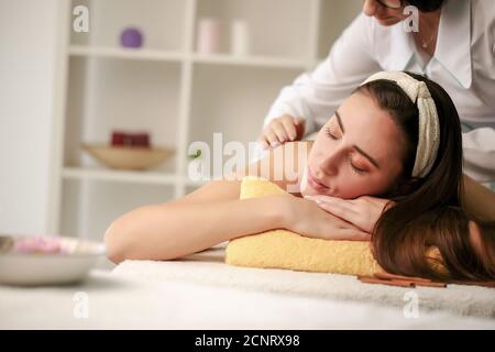 Massage und Körperpflege. Körpermassage im Spa. Frau mit Massage im Spa. Stockfoto