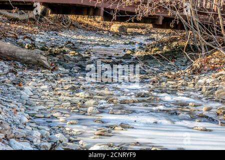 Gefrorener Sheridan Creek in Rattray Marsh Stockfoto