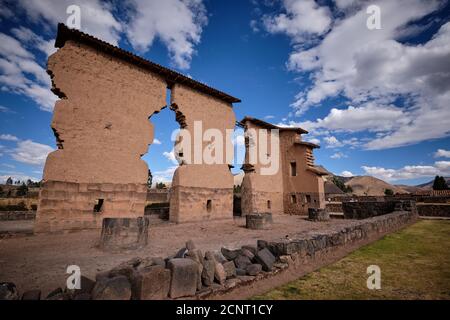 Der Tempel von Wiracocha an der archäologischen Stätte Raqch'i Incan, Bezirk San Pedro, Peru, schoss gegen einen auffallenden blauen Himmel mit Wolken Stockfoto