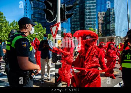 Amsterdam, Niederlande. September 2020. Die Roten Rebellen sahen während der Demonstration vor der Polizei auftreten.vor der Blockade versammelten sich Klimaaktivisten während einer legalen Demonstration am Gustav Mahlerplein, wo die Roten Rebellen auftauchten. Danach blockierten die Aktivisten die Hauptstraße des Finanzdistrikts während eines friedlichen zivilen Ungehorsams. Mit diesen Aktionen fordert XR eine Bürgerversammlung für eine faire Klimapolitik. Nach einigen Stunden wurden mehrere von ihnen von der niederländischen Polizei verhaftet. Kredit: SOPA Images Limited/Alamy Live Nachrichten Stockfoto