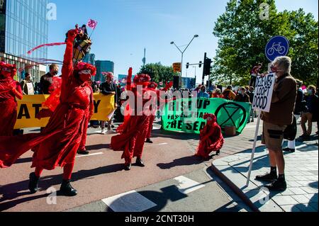 Amsterdam, Niederlande. September 2020. Die Roten Rebellen sahen während der Demonstration vor den Aktivisten auftreten.vor der Blockade versammelten sich Klimaaktivisten während einer legalen Demonstration am Gustav Mahlerplein, wo die Roten Rebellen auftauchten. Danach blockierten die Aktivisten die Hauptstraße des Finanzdistrikts während eines friedlichen zivilen Ungehorsams. Mit diesen Aktionen fordert XR eine Bürgerversammlung für eine faire Klimapolitik. Nach einigen Stunden wurden mehrere von ihnen von der niederländischen Polizei verhaftet. Kredit: SOPA Images Limited/Alamy Live Nachrichten Stockfoto