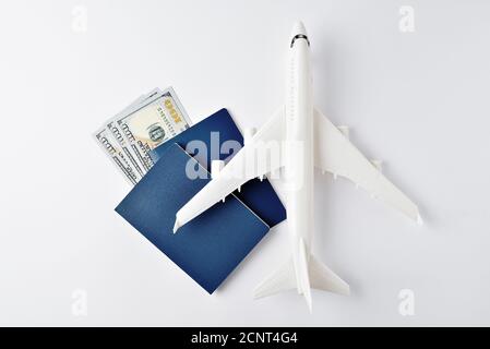 Travel Concept, Spielzeug Flugzeug mit Geld und Pässe auf weißem Hintergrund mit kopieren. Stockfoto