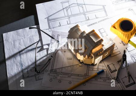 Architekten Arbeitsbereich mit gerollten Hauspläne und Baupläne Stockfoto
