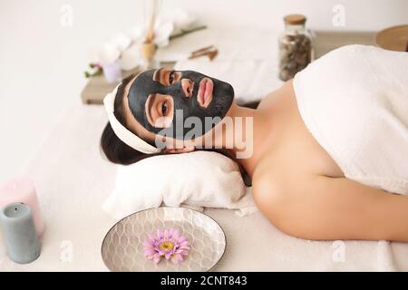 Gesicht peeling Maske, Wellness Schönheitspflege, Hautpflege. Frau erhalten Gesichtspflege von kosmetikerin in Spa Salon, Seitenansicht, close-up Stockfoto