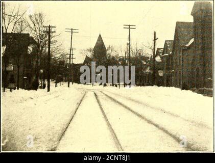 . Die Straßenbahnzeitschrift . E ooperation, Wurmgetriebe wurde adoptedin (Manipulation der Scheren und der Seitenflügel sein. Das Schneckengetriebe wird von Bandrädern in der Rufanlage bedient. Alle Drähte und Kabel sind housedin eine Holzkiste, Asbest gefüttert, und innerhalb des Pfluges entlang-Seite der Wand befestigt, wodurch sie Wetter und wasserdicht. Nur dort, wo das Kabel zum Wickelwagen getragen wird, wird es unter den Boden genommen, und an diesem Punkt ist es in einem wasserdichten Kasten mit Asbestauskleidung untergebracht. Bisher wurde kein Problem durch Kurzschlüsse erlebt. Die Rheostaten sind alle schnell Stockfoto