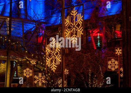 Nachtfoto der Weihnachtsdekoration der Snowflake Lane am Bellevue Square in der Innenstadt von Bellevue, Washington State, USA. Stockfoto