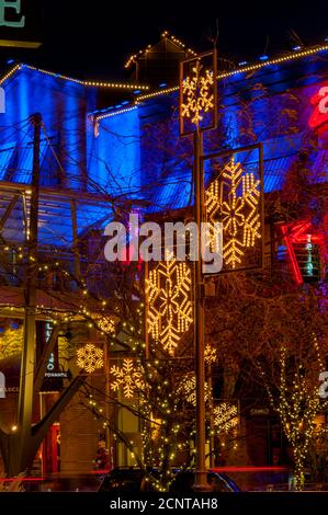 Nachtfoto der Weihnachtsdekoration der Snowflake Lane am Bellevue Square in der Innenstadt von Bellevue, Washington State, USA. Stockfoto
