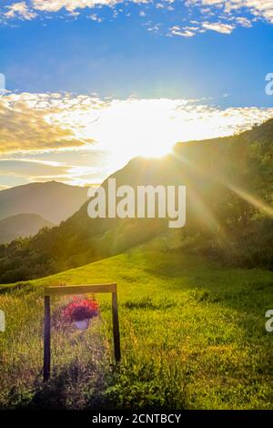 Spektakulärer Sonnenuntergang über Bergen und Tälern im wunderschönen Hemsedal, Viken, Norwegen. Stockfoto