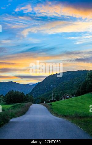 Spektakulärer Sonnenuntergang über Bergen und Tälern im wunderschönen Hemsedal, Viken, Norwegen. Stockfoto