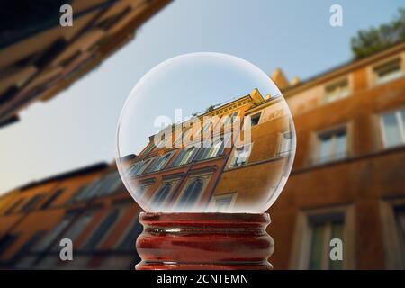 Ungewöhnliche Aussicht auf die Straße von Rom im Trastevere Am frühen Morgen in einer transparenten Glasschale Stockfoto