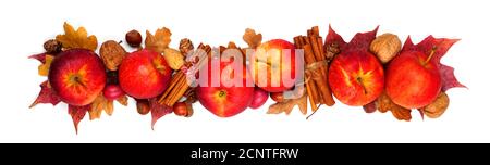 Herbstrand mit Äpfeln, Blättern und Herbstdekor. Ansicht oben isoliert auf weißem Hintergrund. Stockfoto