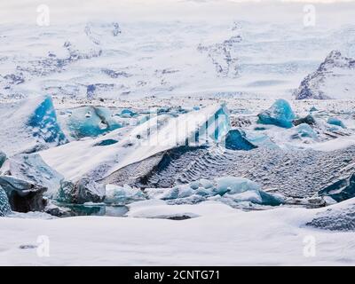 Fluss, Gletscher, Gletscherzunge, Jökulsárlón, Gletschersee, Gletscherlagune, Eis, Eisschollen, Eisberge, Winter, Schnee Stockfoto