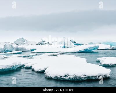 Fluss, Gletscher, Gletscherzunge, Jökulsárlón, Gletschersee, Gletscherlagune, Eis, Eisschollen, Eisberge, Winter, Schnee Stockfoto