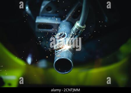 Automatisierung Roboterarm CNC-Maschine schweißen und Funken die Metallbearbeitung Teil in der Fabrik Industrie Stockfoto