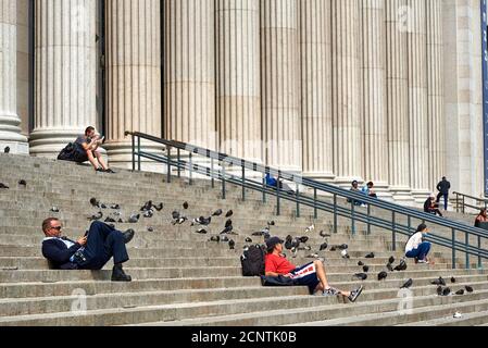 Mittagessen auf den Stufen des General Post Office Building in Midtown Manhattan. Stockfoto