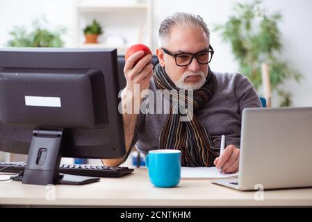 Leitender männlicher Mitarbeiter, der während einer Pandemie von zu Hause aus arbeitet Stockfoto