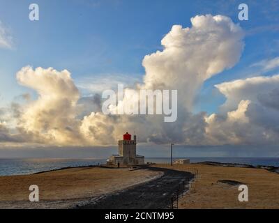 Leuchtturm, Panoramablick, Felsen, Vogelfelsen, Wolken, Wolkenturm, Halbinsel Stockfoto