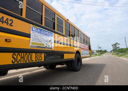 Rio Bravo, Texas, USA. September 2020. Schulbusse mit Wi-Fi-Park entlang der Straßen von Colonia' El Cenizo während der dritten Woche der Virualkurse für Studenten mit niedrigem Einkommen an der Grenze zwischen Texas und Mexiko ausgestattet. Das Dorf von 5,000 grenzt an den Rio Grande und ist meist undokumentierte Einwandererfamilien. Quelle: Bob Daemmrich/ZUMA Wire/Alamy Live News Stockfoto