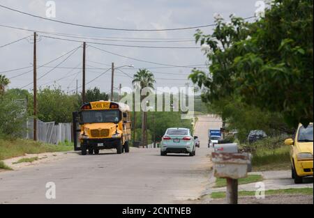 Rio Bravo, Texas, USA. September 2020. Schulbusse mit Wi-Fi-Park entlang der Straßen von Colonia' El Cenizo während der dritten Woche der Virualkurse für Studenten mit niedrigem Einkommen an der Grenze zwischen Texas und Mexiko ausgestattet. Das Dorf von 5,000 grenzt an den Rio Grande und ist meist undokumentierte Einwandererfamilien. Quelle: Bob Daemmrich/ZUMA Wire/Alamy Live News Stockfoto