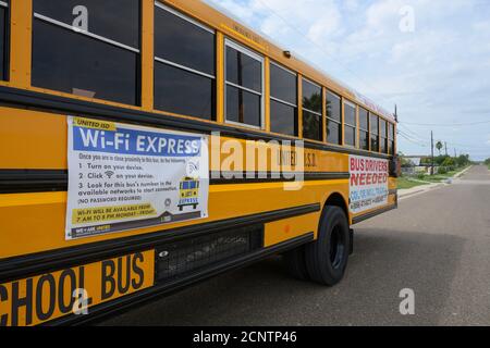 Rio Bravo, Texas, USA. September 2020. Schulbusse mit Wi-Fi-Park entlang der Straßen von Colonia' El Cenizo während der dritten Woche der Virualkurse für Studenten mit niedrigem Einkommen an der Grenze zwischen Texas und Mexiko ausgestattet. Das Dorf von 5,000 grenzt an den Rio Grande und ist meist undokumentierte Einwandererfamilien. Quelle: Bob Daemmrich/ZUMA Wire/Alamy Live News Stockfoto