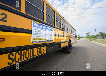 Rio Bravo, Texas, USA. September 2020. Schulbusse mit Wi-Fi-Park entlang der Straßen von Colonia' El Cenizo während der dritten Woche der Virualkurse für Studenten mit niedrigem Einkommen an der Grenze zwischen Texas und Mexiko ausgestattet. Das Dorf von 5,000 grenzt an den Rio Grande und ist meist undokumentierte Einwandererfamilien. Quelle: Bob Daemmrich/ZUMA Wire/Alamy Live News Stockfoto