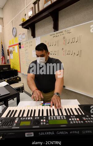 Rio Bravo, Texas, USA. September 2020. Bandlehrer ROBERT ORTIZ arbeitet an einem virtuellen Unterricht mit Schülern an der Salvador Garcia Middle School in Colonia' Rio Bravo bei Laredo entlang der texanischen Grenze zu Mexiko. Ortiz, ein 17-jähriger Lehrer, sagt, dass jeder Tag eine Herausforderung mit einem virtuellen Klassenzimmer ist. Quelle: Bob Daemmrich/ZUMA Wire/Alamy Live News Stockfoto