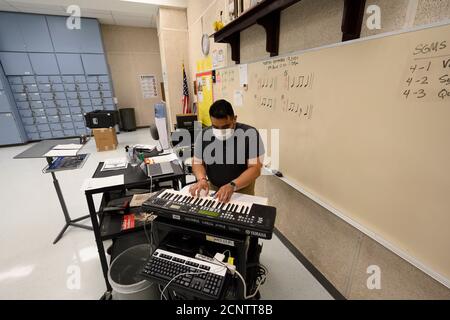 Rio Bravo, Texas USA 17. September 2020: Bandlehrer Robert Ortiz arbeitet an einem virtuellen Unterricht mit Schülern an der Salvador Garcia Middle School in Colonia Rio Bravo bei Laredo entlang der texanischen Grenze zu Mexiko. Ortiz, ein 17-jähriger Lehrer, sagt, dass jeder Tag eine Herausforderung mit einem virtuellen Klassenzimmer ist. ©Bob Daemmrich Stockfoto